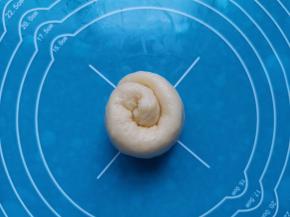 然后卷起来，依次做完剩下的面团。