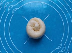 然后卷起来，依次做完剩下的面团。