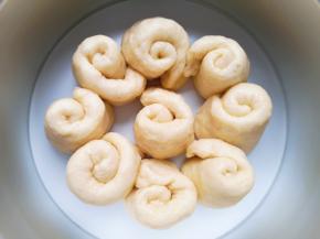 放入8寸模具里面（我用的是戚风蛋糕模具）。