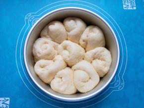 看看，二次发酵完成的面包已经满模了。