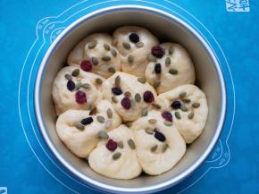 给面包表面刷上一层蛋液，撒上自己喜欢的坚果。