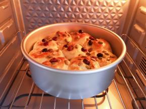 面包上色满意后及时加盖锡纸。