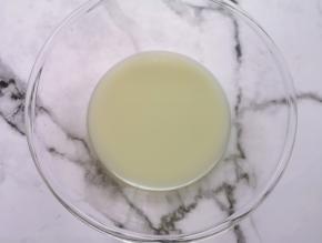 盆里倒温水，加入发酵粉、糖和盐混合均匀。