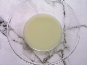 盆里倒温水，加入发酵粉、糖和盐混合均匀。