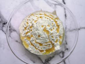 加入高筋面粉和玉米油。