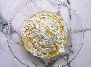 加入高筋面粉和玉米油。