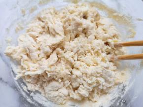 用筷子挑拌成絮状。