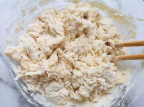 用筷子挑拌成絮状。