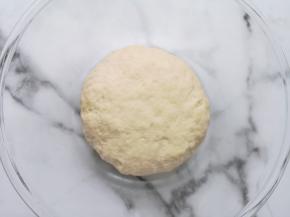 揉成面团，盖上保鲜膜发酵至两倍大。