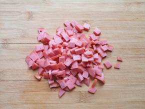 火腿肠切成小丁。