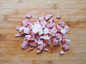 培根肉切成小丁。