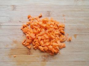 胡萝卜洗干净切成小丁。