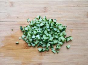 黄瓜洗干净，去瓤切成小丁。