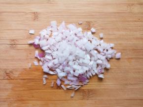 洋葱洗干净切成小丁。