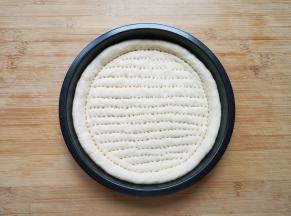 用叉子扎满小孔，防止饼皮在烤制的过程中中间凸起。