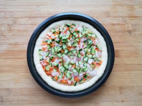 撒上胡萝卜、黄瓜和洋葱小丁。