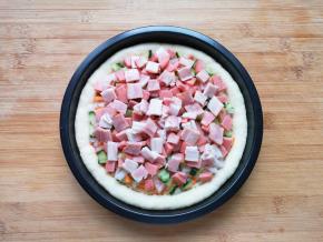 再撒上火腿肠和培根肉丁。