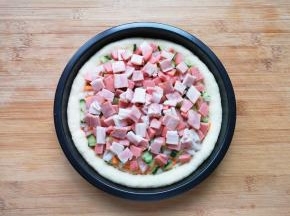 再撒上火腿肠和培根肉丁。