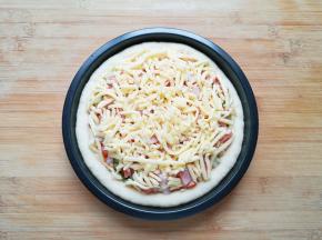 最后再撒上一层马苏里拉芝士，以同样的方法做好另一个披萨。