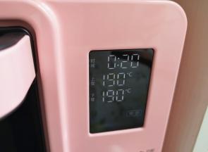 选择烤箱的“披萨”功能，上下管190度烤20分钟。