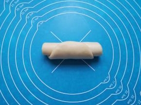 卷起来，一个面包卷生胚就完成了，依次做完剩下的面团。