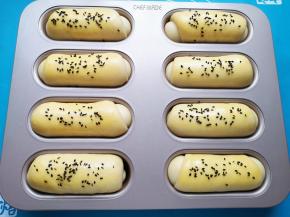 刷上一层蛋液，撒上熟黑芝麻。