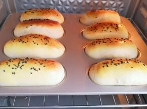 面包上色满意后及时加盖锡纸。