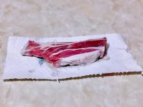 再用厨房用纸擦干水分。