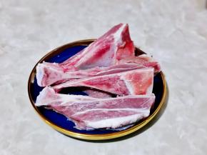 擦干的排骨装入盘中。