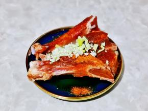 加入切好的姜蒜。