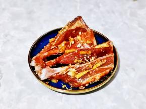 再次按摩均匀，盖上盖子放入冰箱冷藏腌制1夜。