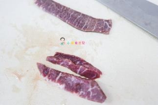 这种牛排不用洗只要擦一擦表面血水切成丝就可以