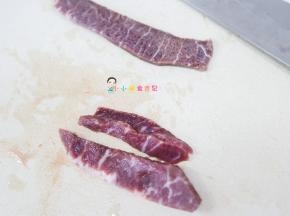 这种牛排不用洗只要擦一擦表面血水切成丝就可以