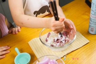 牛肉加一点油跟玉米淀粉搅拌均匀