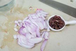 洋葱切丝备用 可以起到增香去味的作用