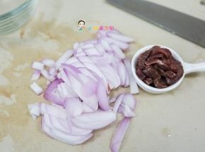 洋葱切丝备用 可以起到增香去味的作用