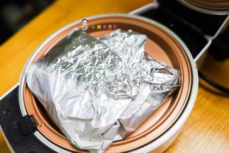 准备一个锅下面可以放几滴水盖上盖子煮10分钟就好了特别方便