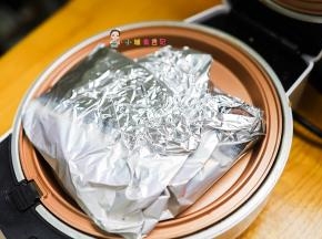 准备一个锅下面可以放几滴水盖上盖子煮10分钟就好了特别方便