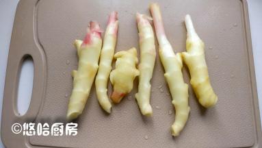 姜芽清水泡一会，要多冲洗几遍。