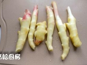 姜芽清水泡一会，要多冲洗几遍。