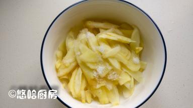 洗净的姜芽切薄片，越薄越好，薄片放入碗里，撒一点盐腌渍半个小时左右，能腌渍出汤汁为止。