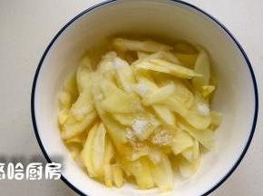 洗净的姜芽切薄片，越薄越好，薄片放入碗里，撒一点盐腌渍半个小时左右，能腌渍出汤汁为止。
