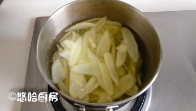 腌出的汤汁控掉不用，起锅烧水，水开后放入姜芽薄片煮，煮至姜片变软为止，大约需要3、4分钟。水煮目的是去除辛辣味，吃的时候口感更好一些。