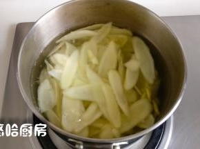 腌出的汤汁控掉不用，起锅烧水，水开后放入姜芽薄片煮，煮至姜片变软为止，大约需要3、4分钟。水煮目的是去除辛辣味，吃的时候口感更好一些。