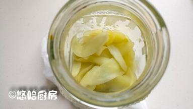 捞出姜芽薄片趁热装在瓶子里，瓶子要提前用开水烫一下消毒。