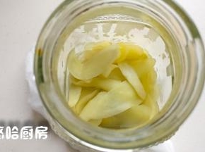 捞出姜芽薄片趁热装在瓶子里，瓶子要提前用开水烫一下消毒。