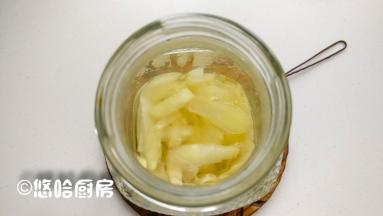 趁热倒入瓶子中，液体最好能没过姜片。