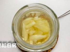趁热倒入瓶子中，液体最好能没过姜片。