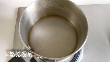 另起一锅，放入白醋、白糖小火加热，待白糖完全融化、白醋烧开即可关火。