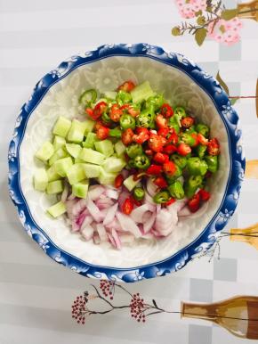 切好的食材放入大碗中！